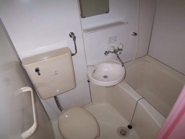 これは「3点ユニット」と言われるタイプ　必ずバスとトイレは同室です。