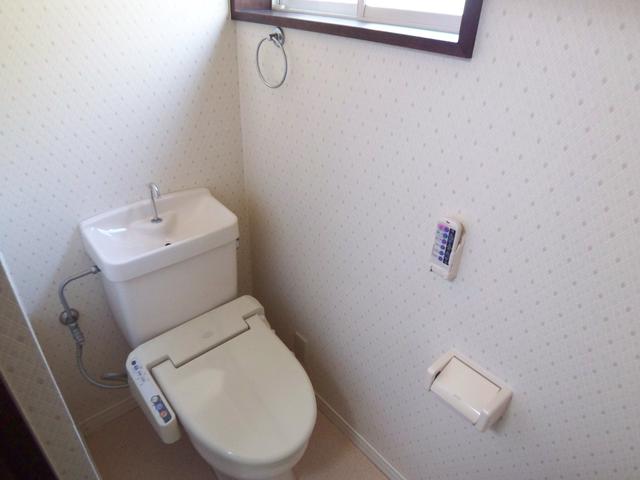バストイレ別室。温水洗浄便座